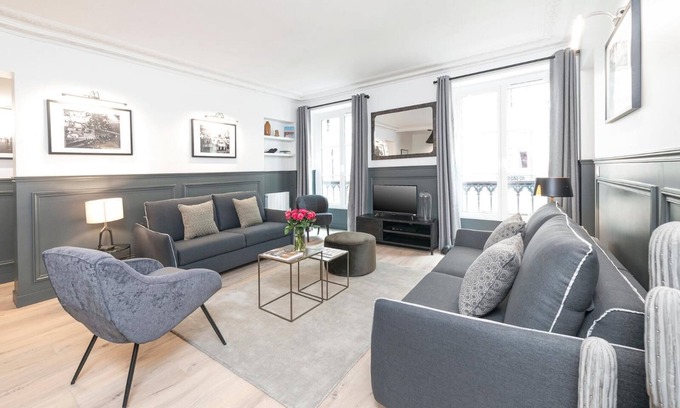 2nd Arrondissement Apartment | LivinParis | Luxury 3 Bedrooms Le Louvre II