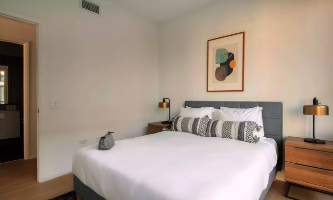 Logan Circle Apartment | Liz by Black Swan 413LT (2/1.5, Cap 4)