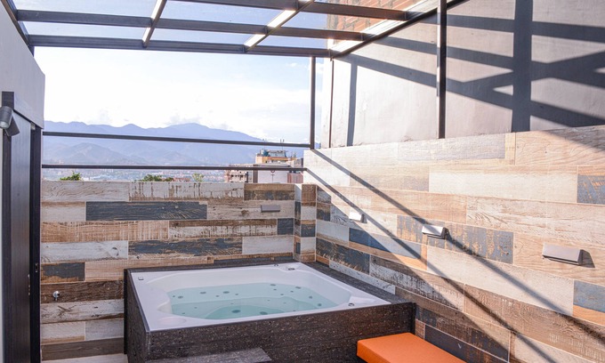 Zona Rosa Apartment | Lleras 402