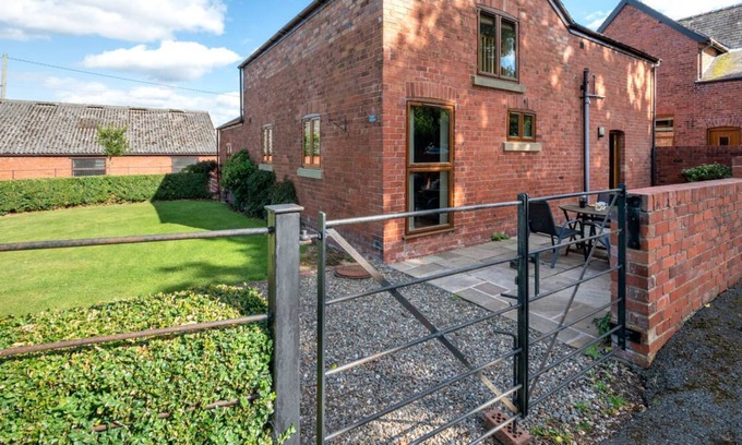 Overton-on-dee House | Llety'r Dderwen in the beautiful Wrexham
