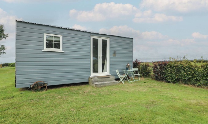 Ty Croes Cottage | LLEWELYN SHEPHERDS HUT, pet friendly, with open fire in Rhosneigr