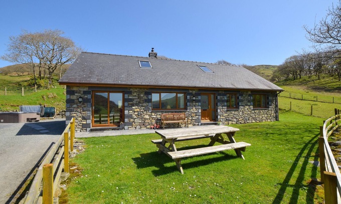 Cwrt House | Llidiart y Llyn - Three Bedroom House, Sleeps 6