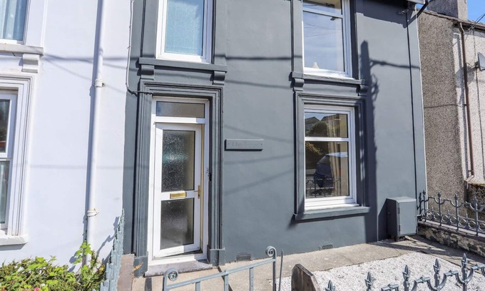 Llanrug Cottage | LLYS FORGAN, pet friendly, with a garden in Llanrug