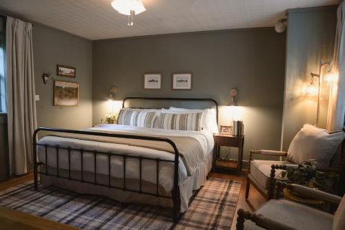 Lookout Mountain Bed & Breakfast | LMI -15- Laurel Falls Room: Summers Night