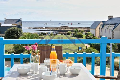 Guilvinec Apartment | LocaLise au Guilvinec - A22 - Belle vue sur la mer, la piscine et le jardin - Tout à pied, plages, port, centre, commerces, marché - Wifi inclus - Animaux bienvenus - Linge de lit inclus
