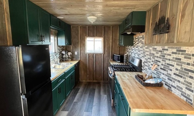 Elgin House | Located at the gateway of everything outdoors! Family and pet friendly.