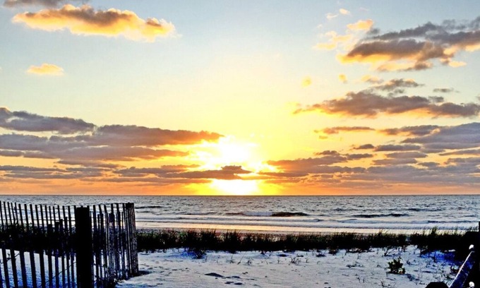 Sea Isle City Condo | Located downtown, steps from the beach! Charming 1-bedroom condo that sleeps 4