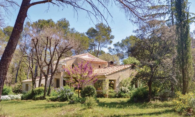 Le Puy-Sainte-Reparade House | Located 16 km from Aix-en-Provence, this vacation home with private pool welcomes guests on a 3-hect