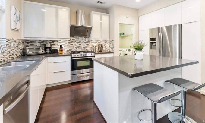 Fontana Condo | Located in 91739 Rancho Cucamonga*Gated*Suite 👇stairs*Monthly*讲中文