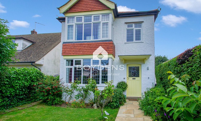 Frinton-on-Sea House | Located in one of the popular Frinton Avenues within walking distance of shops, cafes and beaches