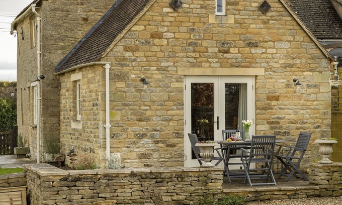 Chipping Norton Apartment | Located in the charming Cotswolds village of Foscot, Shepherds Cottage is a beautiful 17th century,