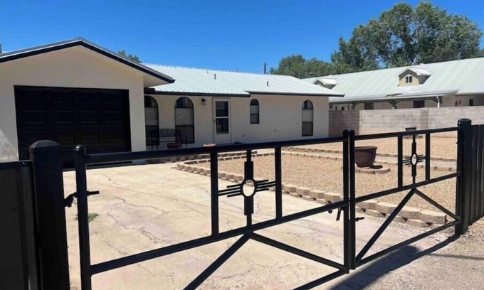 West Old Town House | Located in the heart of Albuquerque. Close to old town, easy access to I 40.