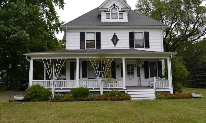 East Marion House | Located in the heart of wine country