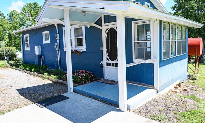 Brasstown House | Located in the Heart of Brasstown, walk to the John C Campbell Folk School and The Crown Restaurant