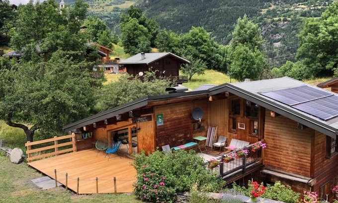 Villaroger Ski Chalet | Located less than 2 km from the ski lifts providing access to Arc 2000,