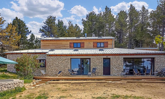 Bedoin House | Located on the southern slope of Mont Ventoux, at an altitude of 1450 meters, this large charlet wel