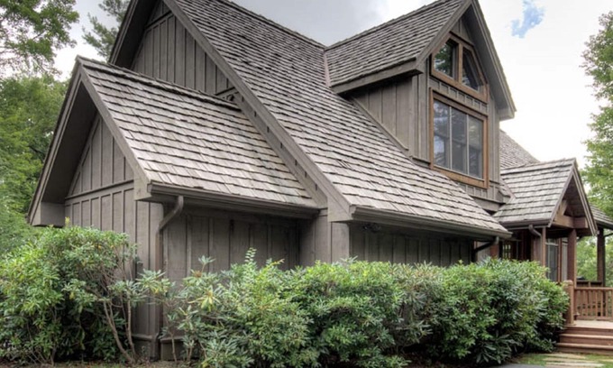 Lake Toxaway House | Located to Mountain Amenities, but Tucked Away for Relaxation.