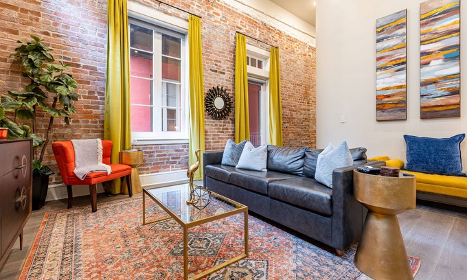 Central Business District Apartment | 🐊LOCATION & CONDO to Stay in When Visiting DOWNTOWN NOLA! QN Sleeper Sofa & 15 ft Ceilings!🐊