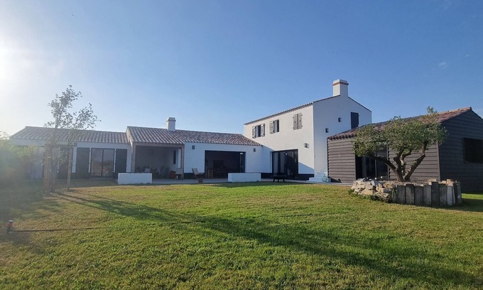Noirmoutier-en-l'Ile House | Location de Vacances D'une Belle Maison Très Confortable Terrasse + Jardin