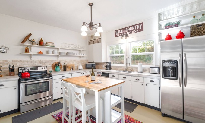 McMinnville House | Location! Historic Downtown ~ Wine Country Farmhouse, BBQ, Fenced, Dog-Friendly