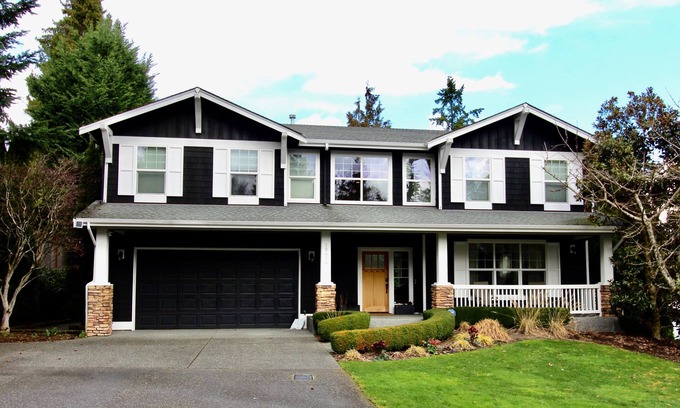 West Bellevue House | LOCATION JACKPOT Downtown Bellevue. Spacious, Beautiful, Hot Tub, Fire Pit