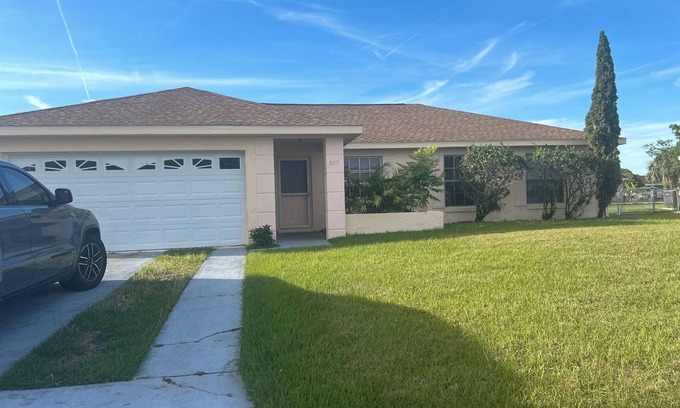 Buena Ventura Lakes House | Location, location! 3-bedroom house in Kissimmee with 5G WiFi, central AC