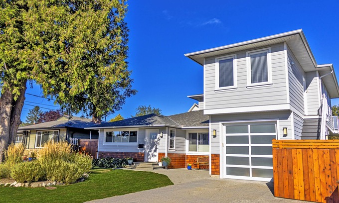 Saanich East House | LOCATION LOCATION LOCATION! IMMACULATE PENTHOUSE, SOUTH FACING 1 BEDROOM SUITE