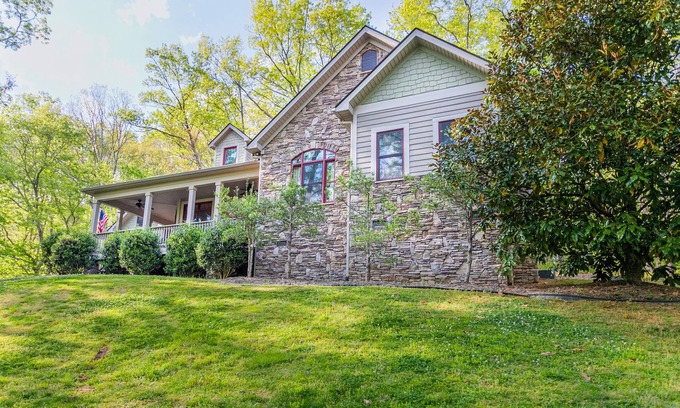 Pisgah Forest House | Location! Pis Nat F., DuPont, Brev. & Ash. 5 bedrooms, 3.5 baths, Sleeps 16!