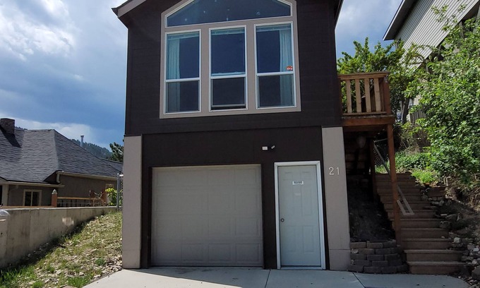 Helena House | Location! Trails! View! Dog friendly.