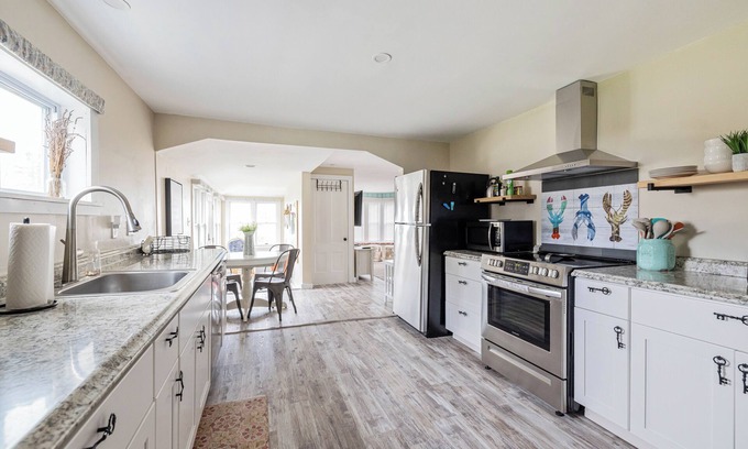 Kennebunkport House | Lock Shop Cottage: Renovated 1800s home near Dock Square, perfect getaway