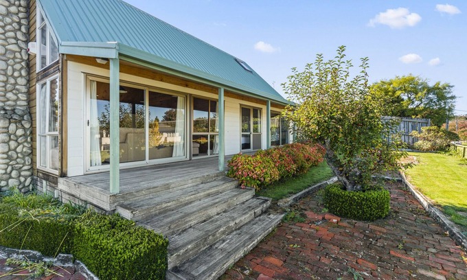Richmond Heights House | Lockwood Views – Taupo Holiday Home
