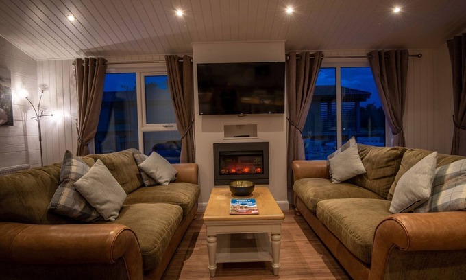 Errol Cottage | LODGE 11 - THE LAWNS, family friendly, with hot tub in Errol