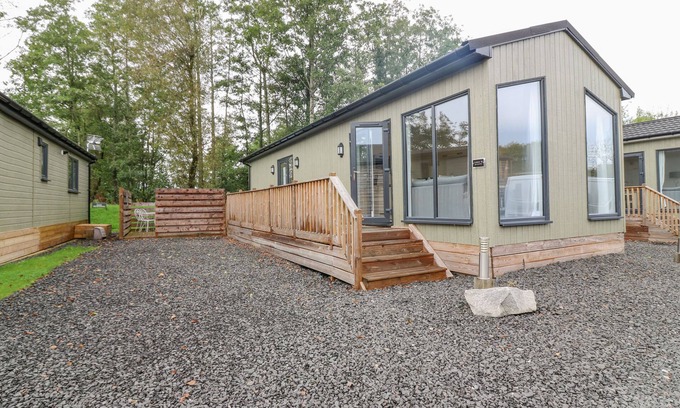 Errol Cottage | LODGE 18 - RUTHVEN (HIDEAWAY), family friendly, with hot tub in Errol