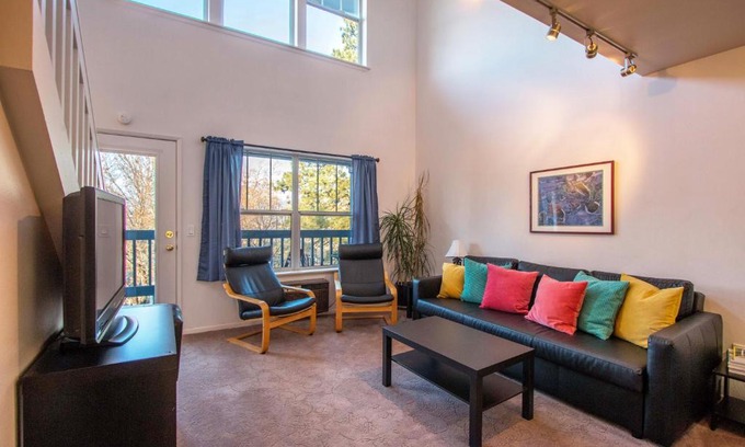 Hood River Apartment | Lodge 27 with Gear Storage Onsite