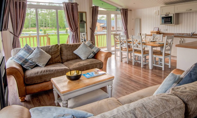 Errol Cottage | LODGE 8 - THE CARSE, family friendly, with hot tub in Errol