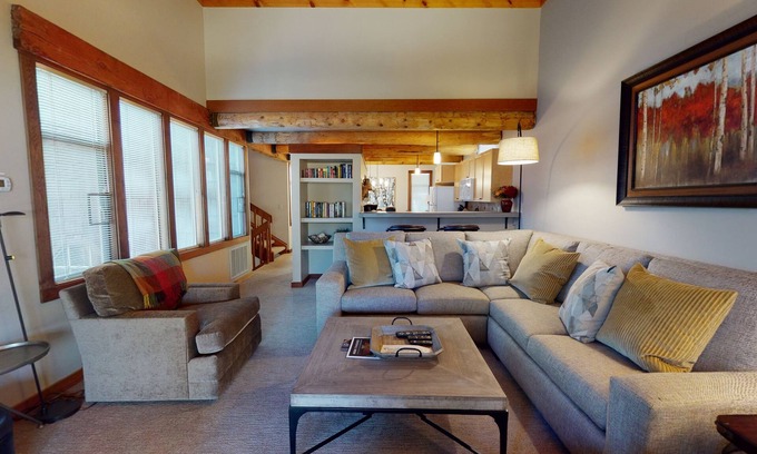 Sunriver Condo | Lodge-Style Condo with A/C, Fireplace & Golf Views