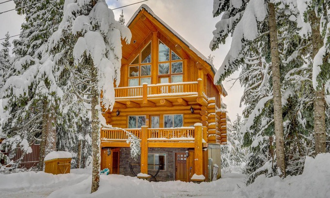 Government Camp House | Lodge with Two Decks & Great Location Close to Lake and Skiing