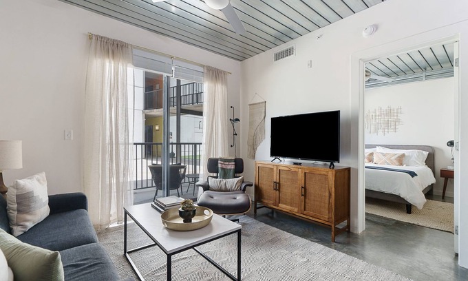 Midtown Apartment | Lodgeur | Gorgeous 1BR loft w/patio | Midtown