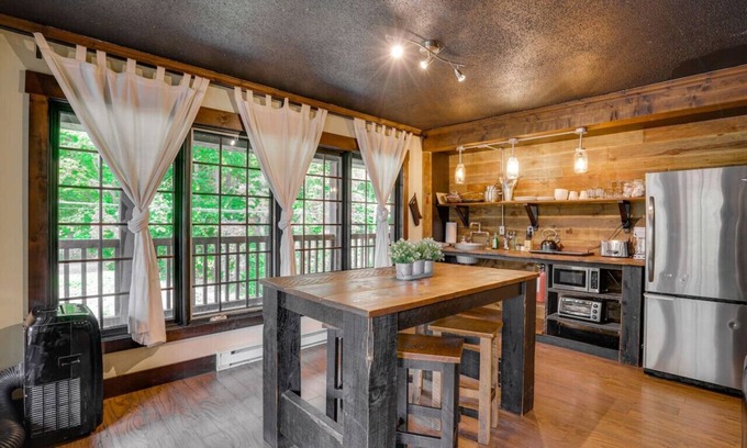 Cantley Apartment | Loft 3 | Fireplace | Hot Tub | Sleeps 4 | Lake
