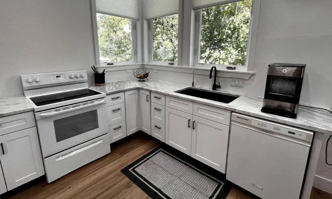 Cedar Hills Apartment | Loft apartment, birdseye view of Valley. Rock Climbers trailhead 5 minutes away