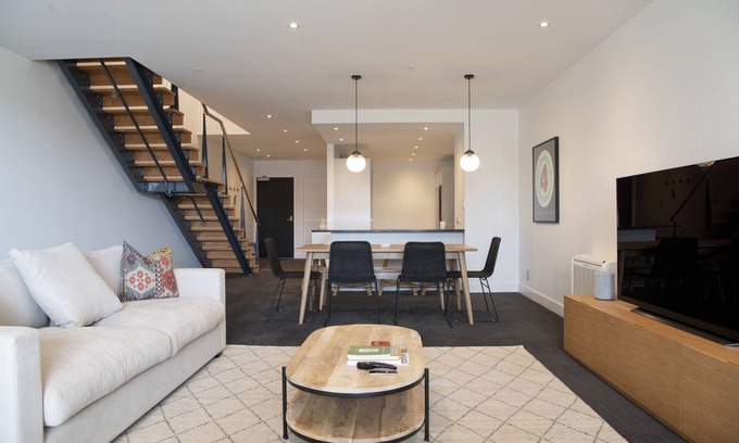 Ahuriri Cottage | Loft at Shed 5 - Ahuriri Holiday Apartment