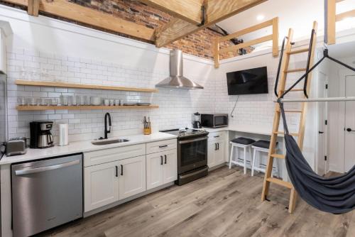 Northeast Virginia Beach Apartment | Loft in the Vibe #9 - 5 min walk to beach ocean