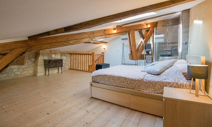 Puisseguin Apartment | Loft-like and cozy vacation apartment in a charming house made of white Bordeaux stone.