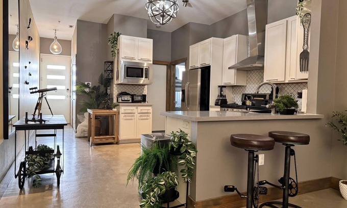 Government Hill Condo | Loft Near Pearl & Riverwalk
