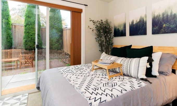 Judkins Park Apartment | Loftium | Inviting & Bright Suite In Judkins Park