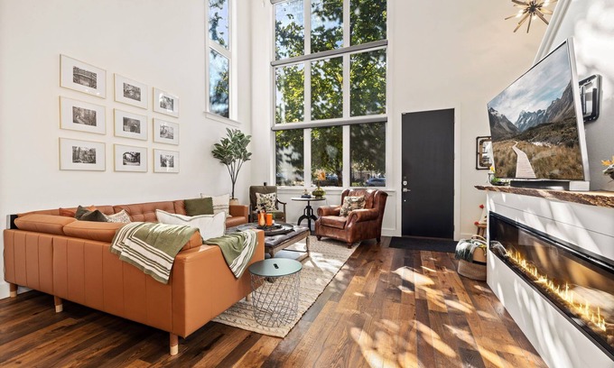 Downtown House | Lofty Pursuit - Downtown - Hot Tub - Momentary