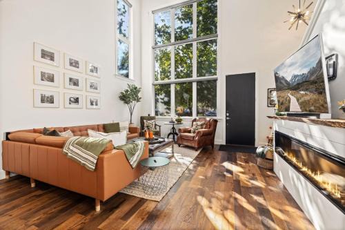 Downtown House | Lofty Pursuit - Downtown - Hot Tub - Momentary