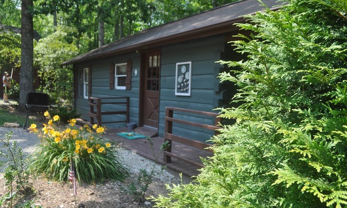 Schnellville House | Log Cabin 9 at Osborn Boat Ramp on Patoka Lake