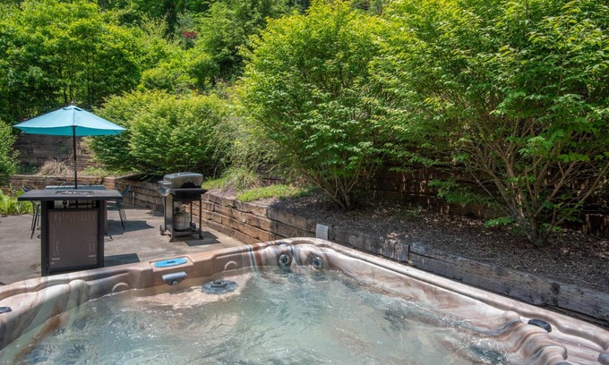 Fleetwood Cabin | Log Cabin between Boone & WJ - Hot Tub - Private - Gas Fireplace - One Level