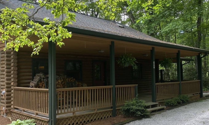 Highlands Hills Cabin | Log Cabin, Fireplace & pit, minutes to Highlands Main Street
